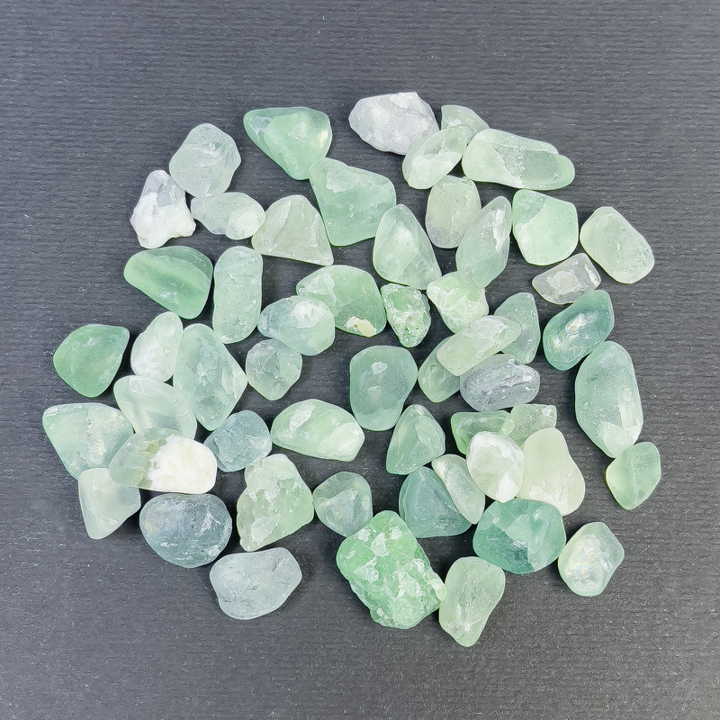 Přírodní fluorit – fasetované kamínky bez díry, 8–12×7–9 mm (+‑) (na 100 g)