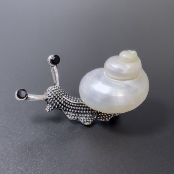 Brož s přívěskem ve tvaru Šnek, perleťová barva, stříbrný kov, 53×26 mm, černé štrasové kamínky