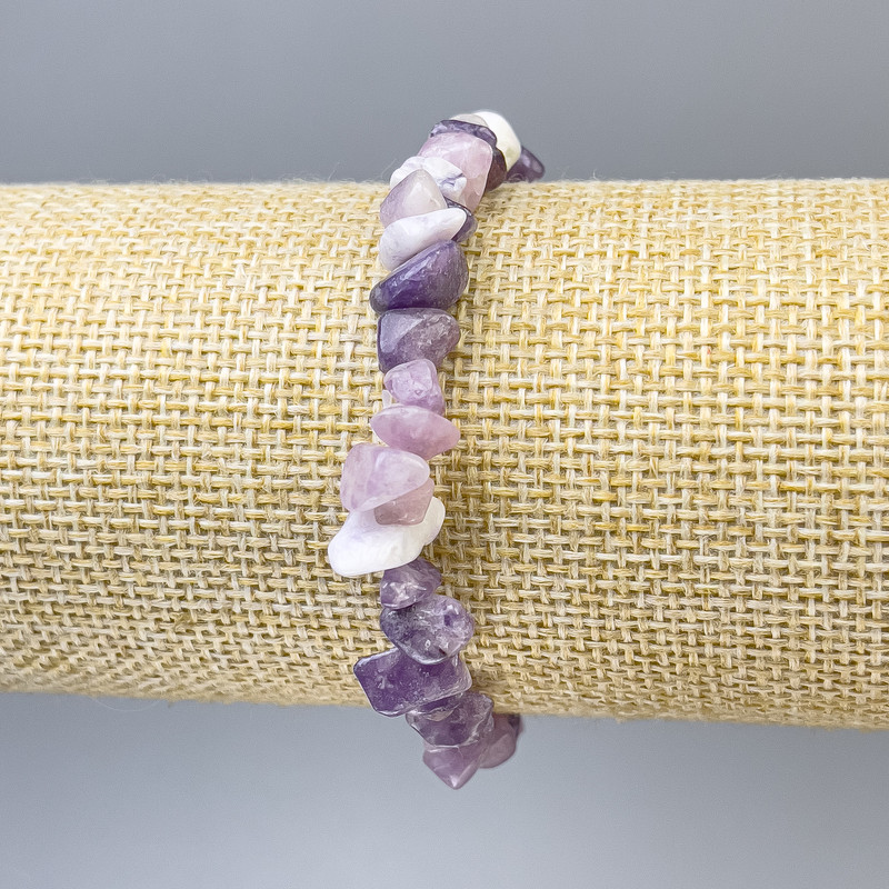 Náramek z lepidolitu – drobné fragmenty, rozměr 7×3 mm, délka 18 cm, elastický