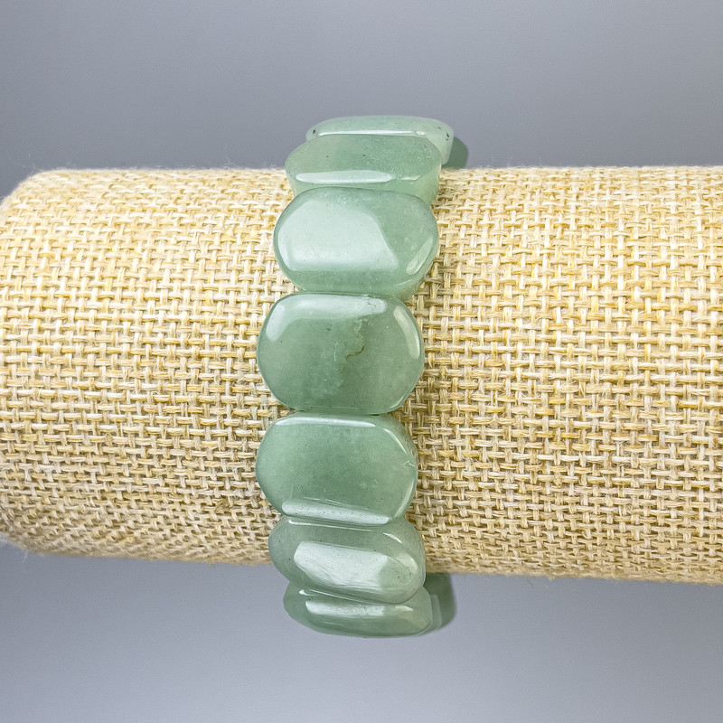 Náramek z nefritu se zaoblenými články, průměr 19 × 13 mm, délka 18 cm ±, pružné provedení