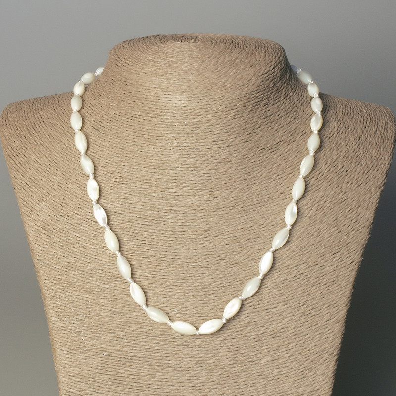 Náhrdelník z perleti zrno, průměr 12×6 mm, délka ±50 mm