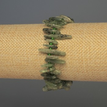 Náramek z kainitu – drobné fragmenty ve tvaru jehliček, průměr 10–20×3–5 mm, s korálky, délka 18 cm ±, na elastické šňůře