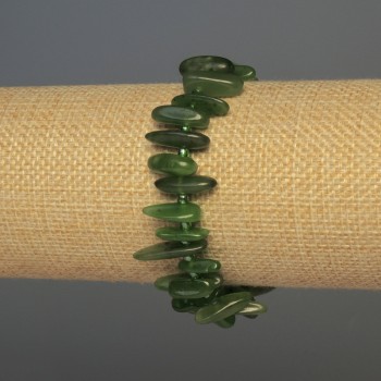Náramek z jadeitu – drobné úlomky ve tvaru jehly, průměr 12–20×3–5 mm ±, s rokajlovými korálky, délka 18 cm ±, elastický