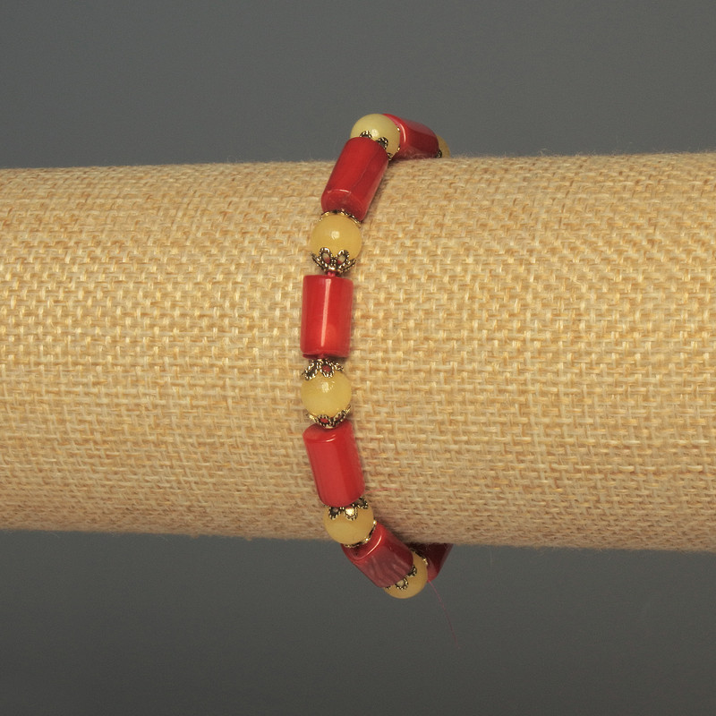 Náramek z korálu cylindrický, průměr 12×6 mm ±, kulička citrínu 6 mm ±, délka 18 cm ±, strečový