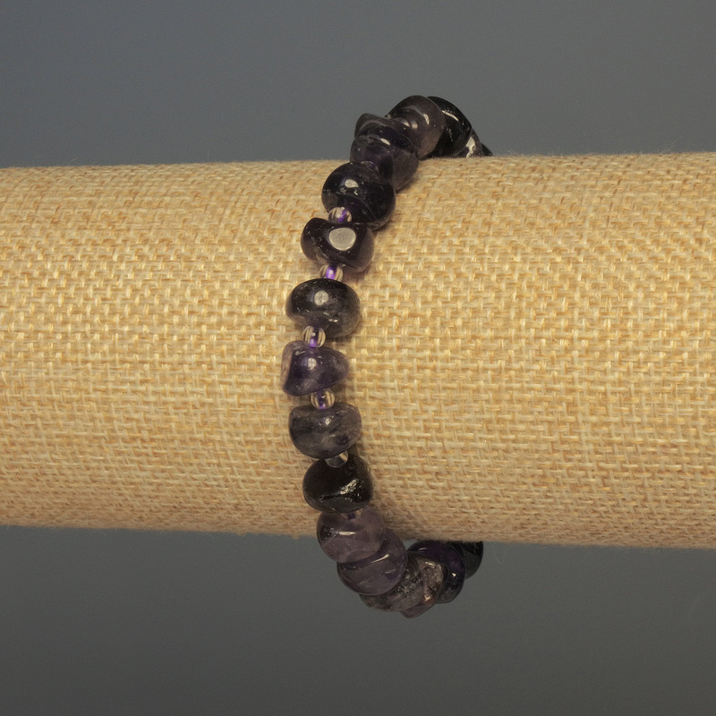 Náramek z ametystu s facettovanými korálkami, průměr 9×5 mm ±, se 3 mm rokajlovými korálkami ±, délka 18 cm ±, elastický