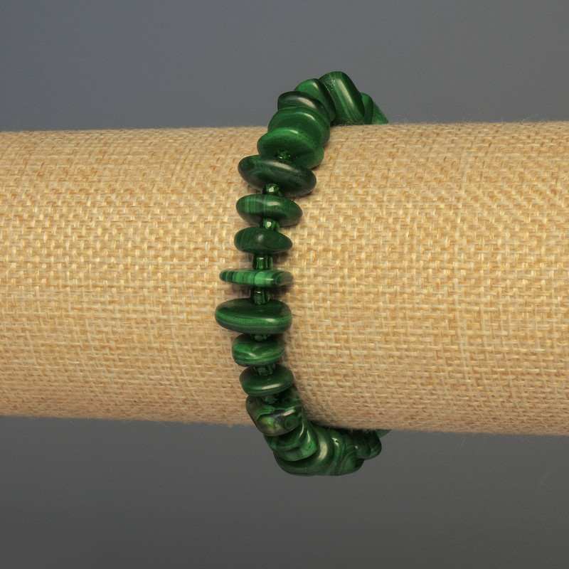 Náramek z malachitové drti, rozměr 11–12 × 3 mm, s korálky 3 mm, délka 18 cm, elastický