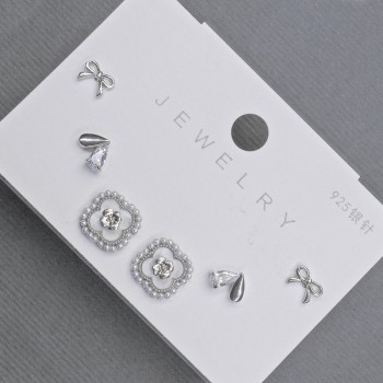 Peckové náušnice ve tvaru čtyřlístku se štrasovými kameny, stříbrný kov, 10 mm+