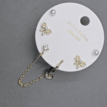 Náušnice pecky s kávovým odstínem na ucho, zlatistý kov a bílé štrasové kamínky