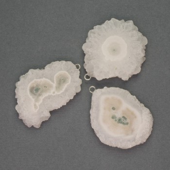 Přívěšek z řezu achátu s drúzou, 29×34 mm, délka 37 mm, kov stříbrné barvy