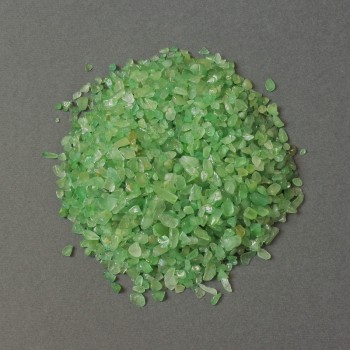 Přírodní nefritová drť bez otvoru 3–7×2–4 mm ± (na 100 g)