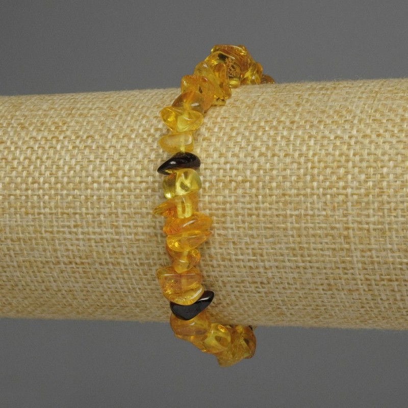 Náramek z jantarových drobků, průměr 8×4 mm ±, délka 18 cm ±, elastický