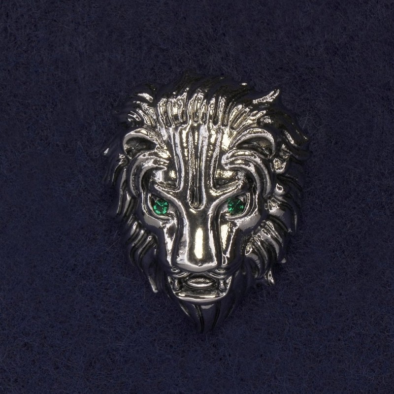 Brož Lev se zelenými štrasami, stříbrný kov, rozměr 28×22 mm +