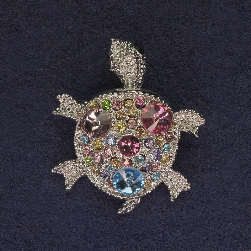 Brož želva, stříbrná barva, vícebarevné štrasové kamínky, stříbrný kov, 36×31 mm+
