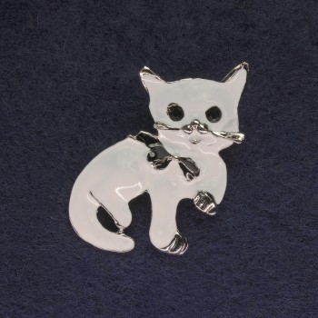 Brož Kočka, bílý email, černé štrasové kamínky, stříbrný kov, 40×23 mm