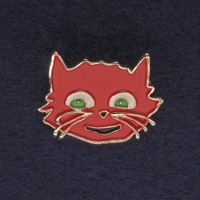 Brož Kočka – červeno-zelená, zlatavý kov, 27×22 mm+