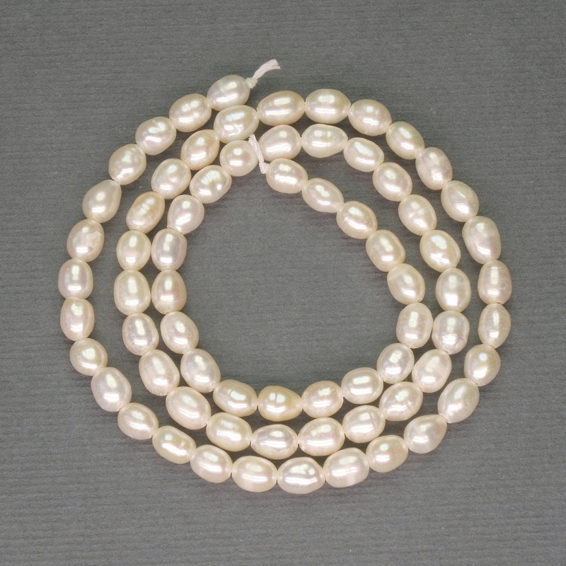 Říční bílé perly na niti, průměr 5×4 mm, délka 36 cm