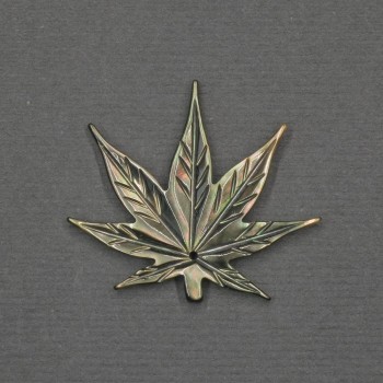 Přívěšek ve tvaru listu se zeleným perleťovým leskem 26×30×2 mm – zlatavý kov