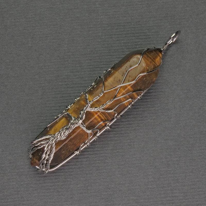 Přívěšek z tygřího oka ve tvaru šestiúhelníku, krystal 12×50×57 mm, ve stříbrném opletení