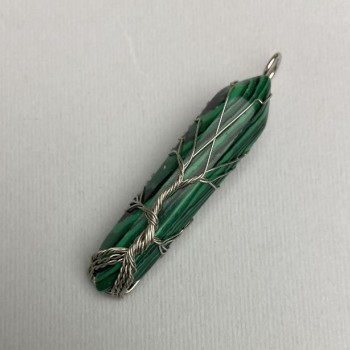 Přívěšek z malachitu – šestiúhelníkový krystal se stříbrným opletem