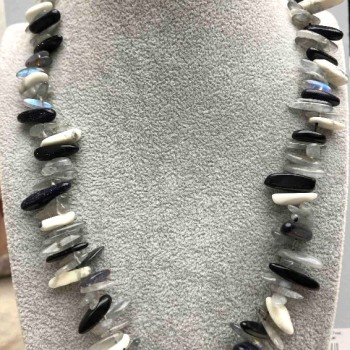 Náhrdelník Asortiment drobných jehliček, průměr 12–18×2–4 mm, délka 49 cm ± se stříbrným zapínáním