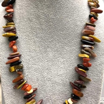 Náhrdelník Assort – drobné kamenné kousky ve tvaru jehliček, průměr 12–18 × 2–4 mm, délka 48 cm ± se zapínáním ze stříbrného kovu