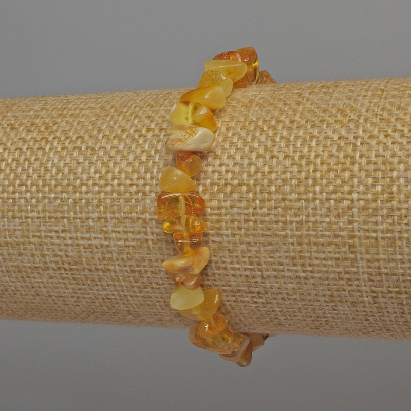 Náramek z jantarových drobků, průměr 7×4 mm ±, délka 18 cm ±, elastická šňůrka