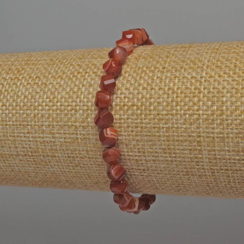 Náramek z karneolu broušený do tvaru rombu, průměr 6 mm ±, délka 18 cm ±, na elastické šňůře