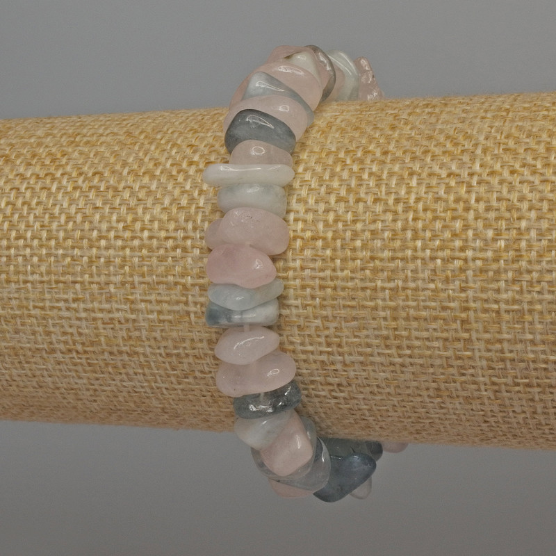 Náramek z Morganitu – drobná zrnka, průměr 10–13×2–4 mm, délka 18 cm, elastický