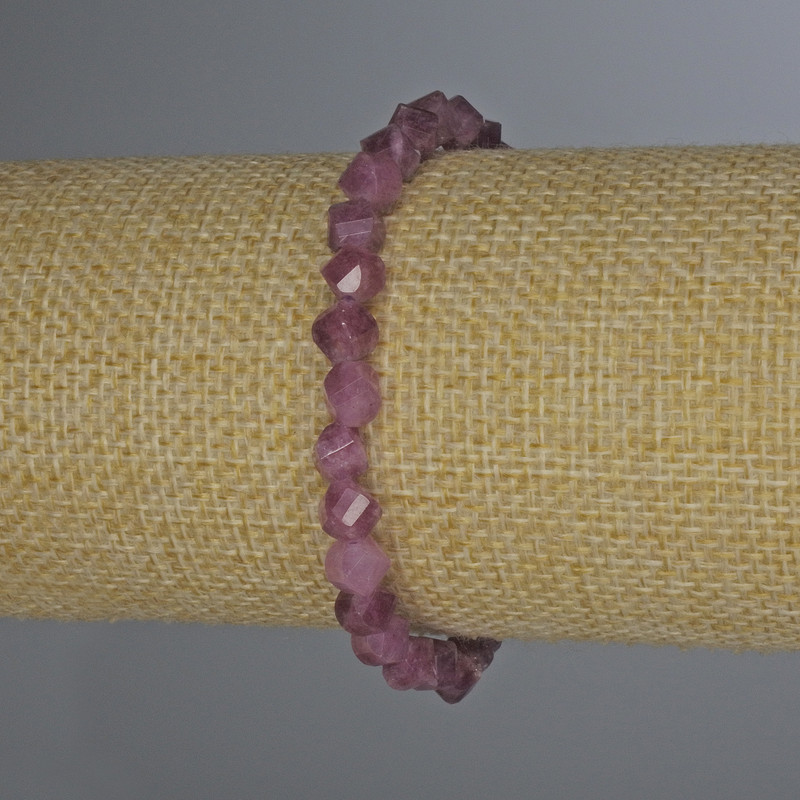 Náramek z rubelitového turmalínu s facetovanými rombíky, rozměr 6×5 mm, délka 18 cm ± elastická šňůrka