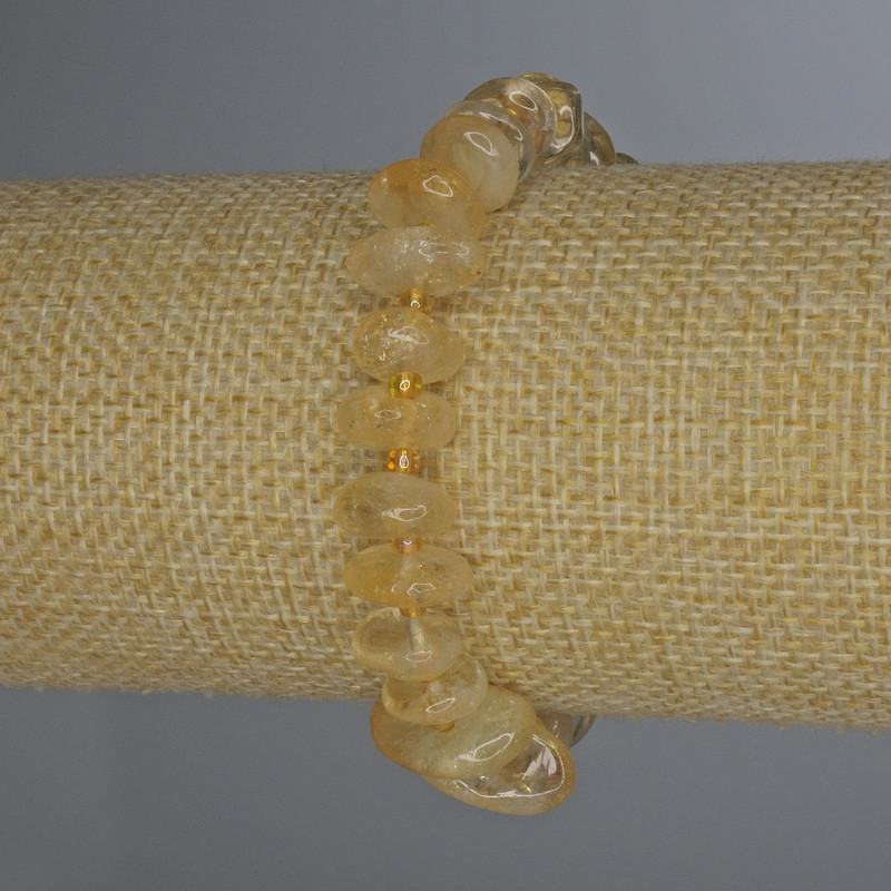 Náramek z citrínu, facetované korálky 9–16 × 5 mm ±, s rokajlovými korálkami 3 mm ±, délka 18 cm ±, pružný