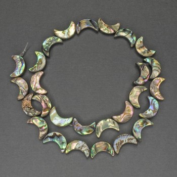 Korálky haloitové ve tvaru měsíce, průměr 15 mm ±, délka 39 cm ± na niti