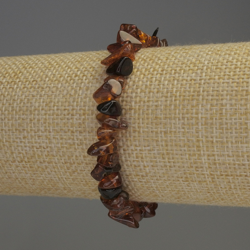 Náramek z jantarových drobků 7×4–5 mm, délka 18 cm, elastický