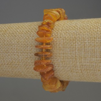 Náramek z jantarových drobků 12×3,5 mm ±, s korálkami o průměru 3 mm ±, délka 18 cm ±, elastický