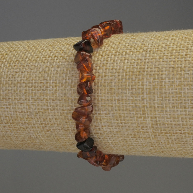 Náramek z jantarových drobků 5–7×4 mm, délka 18 cm, elastická šňůrka