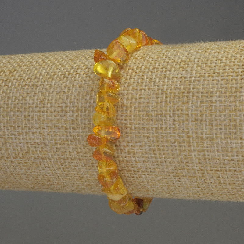 Náramek z jantarových drobných částeček 6–10×3–5 mm, délka 18 cm, strečový