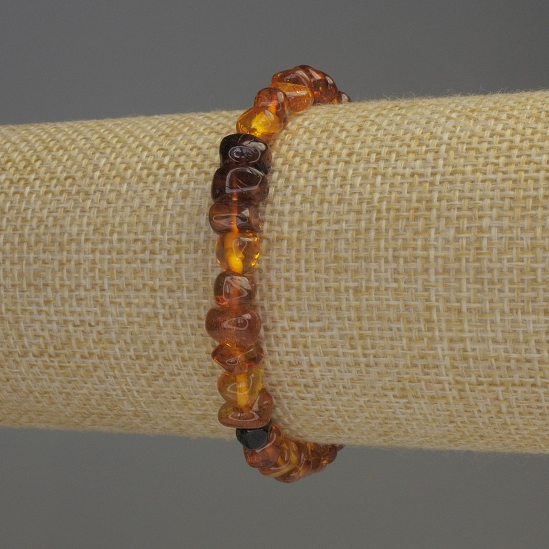 Náramek z jantarových zrn 7–9×5 mm, délka 18 cm, elastický