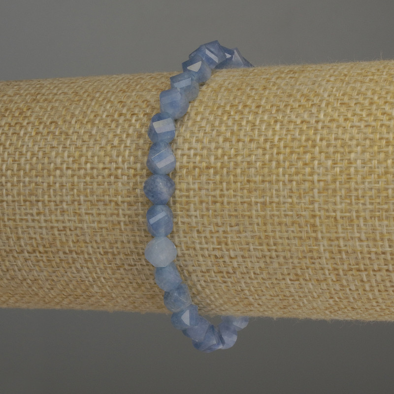 Náramek z akvamarínu, brusovaný romb 6×5 mm, délka 18 cm, elastický