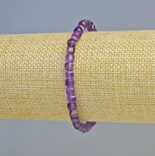 Náramek z ametistu, přírodní kámen, broušené kubíky, průměr 4 mm ±, délka 18 cm+