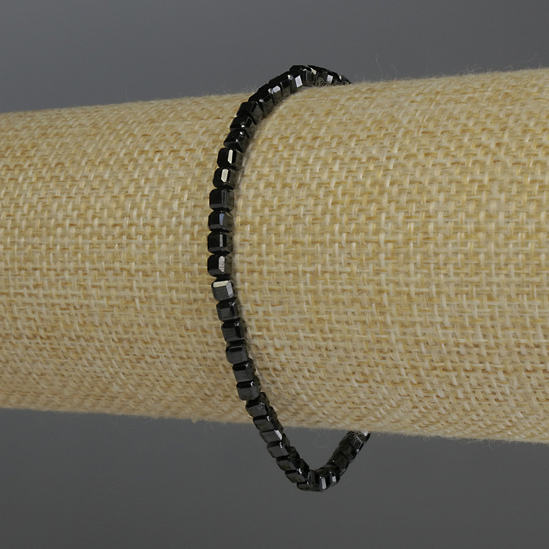 Náramek z černého turmalínu – facettované kostky, průměr cca 3 mm, délka 18 cm, elastický