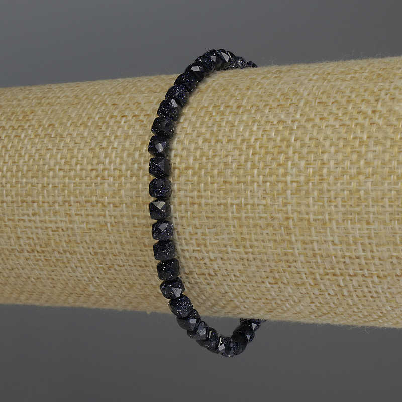 Náramek z aventurínu „Noční Káhira“ – brusované kubické korálky, průměr 4 mm ±, délka 18 cm elastický