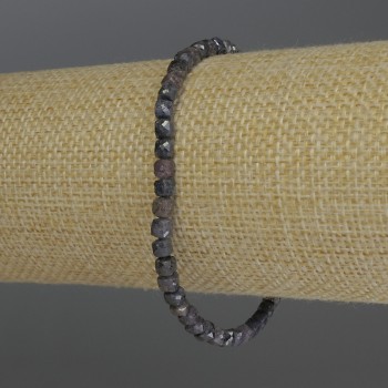 Náramek z fasetovaného safíru, kubický korálek, průměr 4 mm +/-; délka 18 cm, elastický