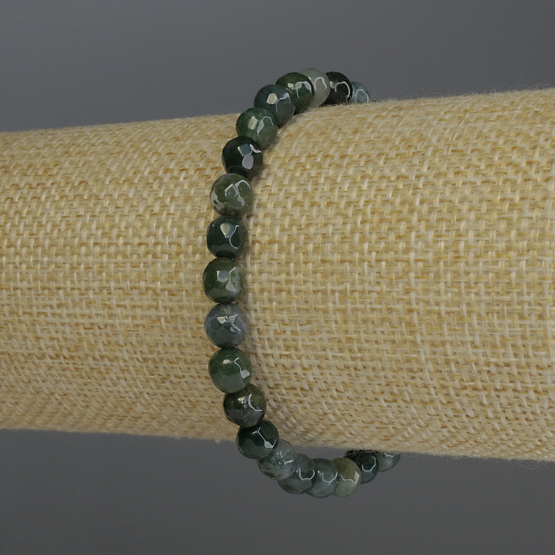 Náramek ze zeleného jaspisu, broušené kuličky o průměru 6 mm, délka 18 cm, elastický