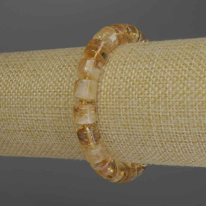 Náramek z citrínu rondelů, průměr 10×6 mm ±, s drobnými rokajly o průměru 3 mm ±, délka 18 cm, elastický