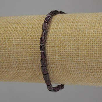 Náramek z granátu, brusovaný obdélníkový, rozměry 5–7 × 4 mm, délka 18 cm, elastická šňůrka