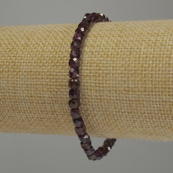 Náramek z granátu, broušený kubík, průměr 4,5×4 mm, délka 18 cm, na elastické šňůrce