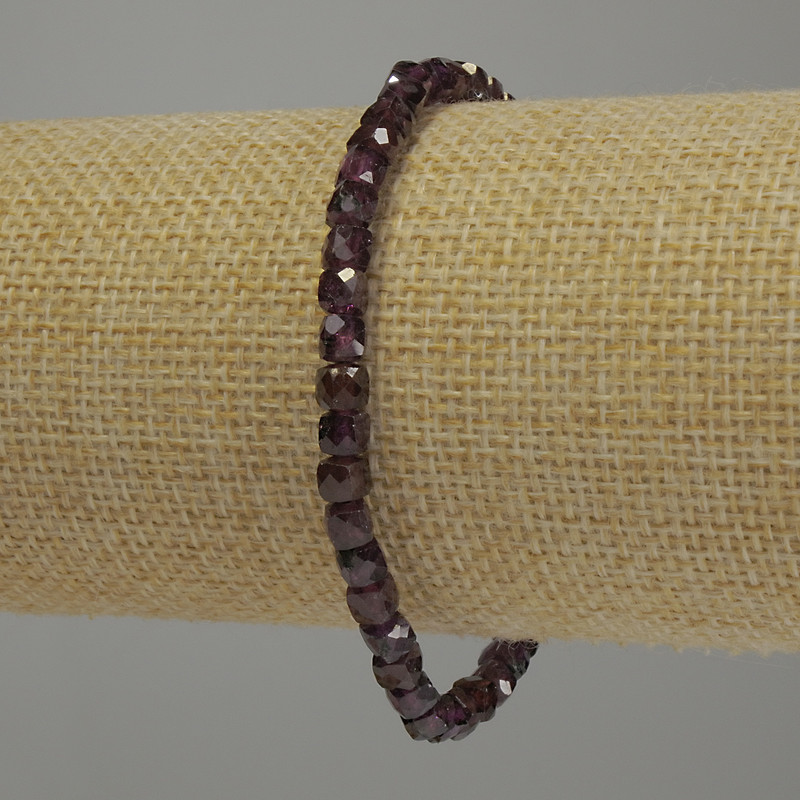Náramek z granátu, broušený kubík, průměr 4,5×4 mm, délka 18 cm, na elastické šňůrce
