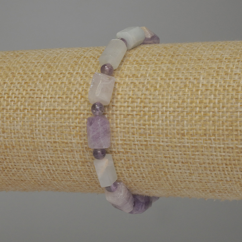 Náramek z ametystu brusovaný cylindrický, průměr 10×7 mm ±, hladká kulička 4 mm ±, délka 18 cm, streč