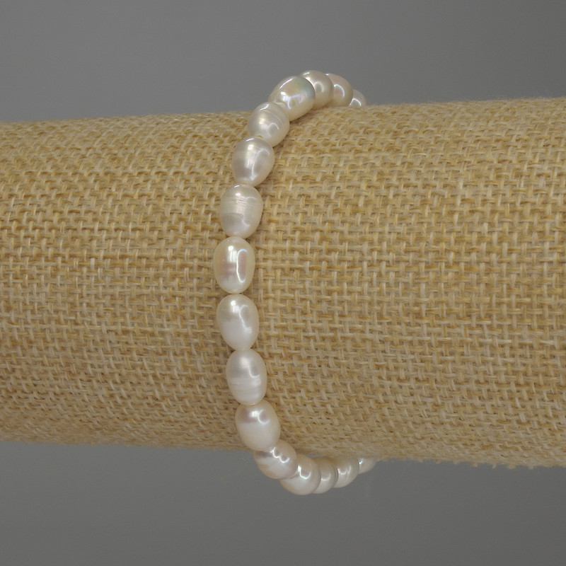 Náramek z říčních perel oválného tvaru, průměr 8×5 mm, délka 18 cm (elastický)