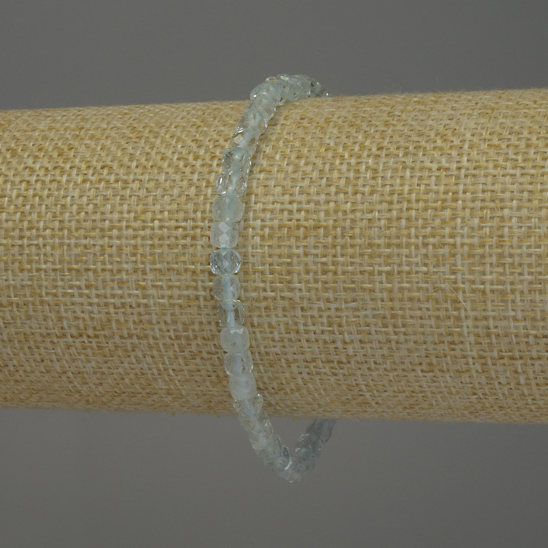 Náramek z přírodního topazu, broušené kubické korálky, průměr 4×4 mm, délka 18 cm, elastický