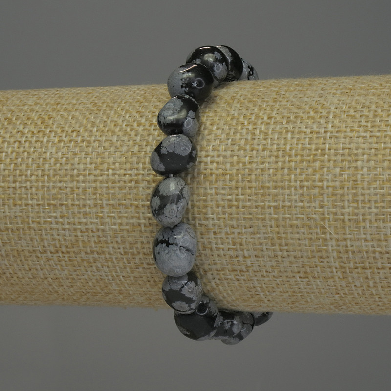 Náramek ze sněžného obsidiánu „Slzy Apačů“ – brusované korálky, průměr 9–12×9 mm, délka 18 cm, elastický